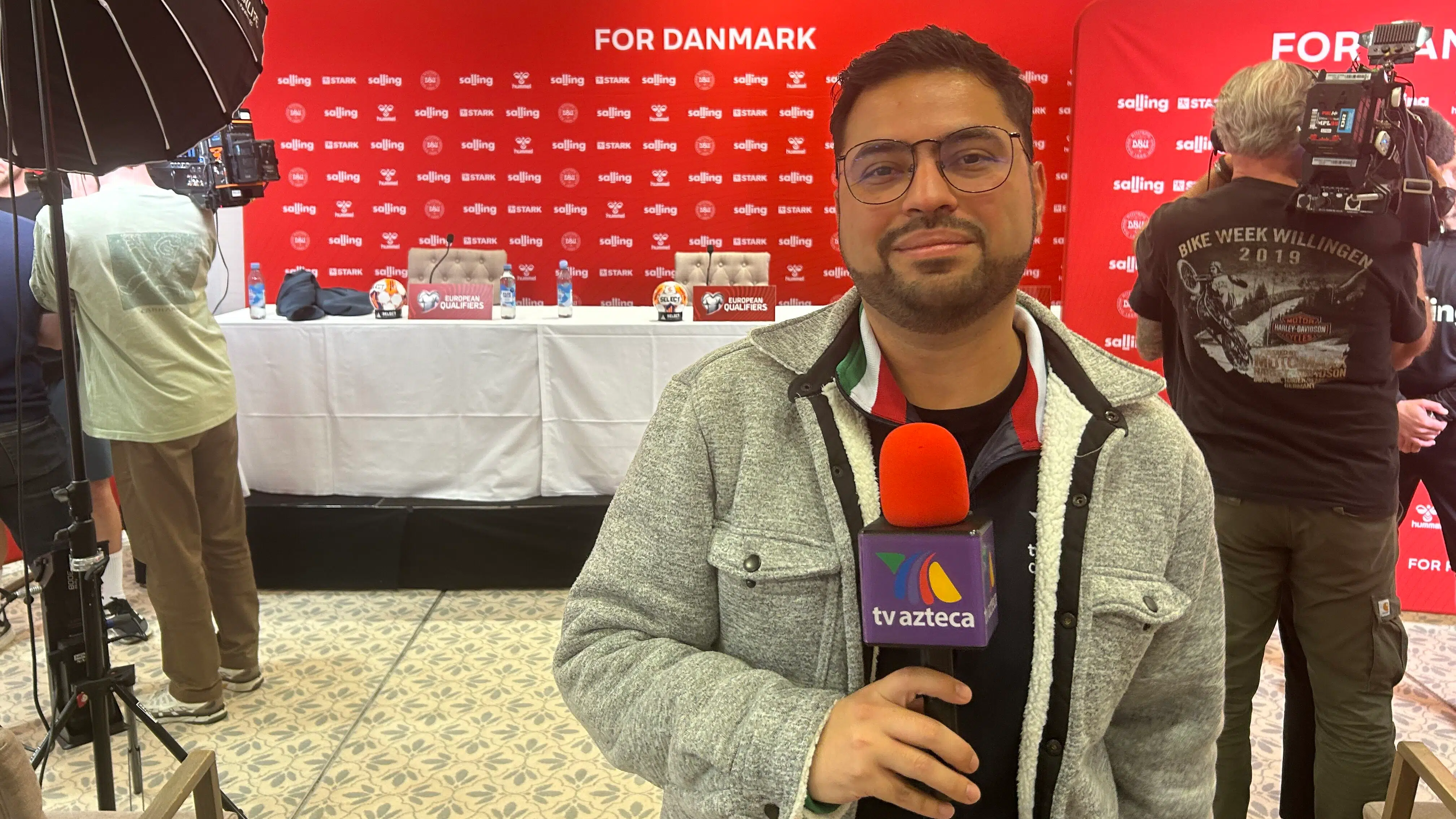 Dukkede pludselig op til pressemøde: Rejser 9.000 kilometer for at spionere