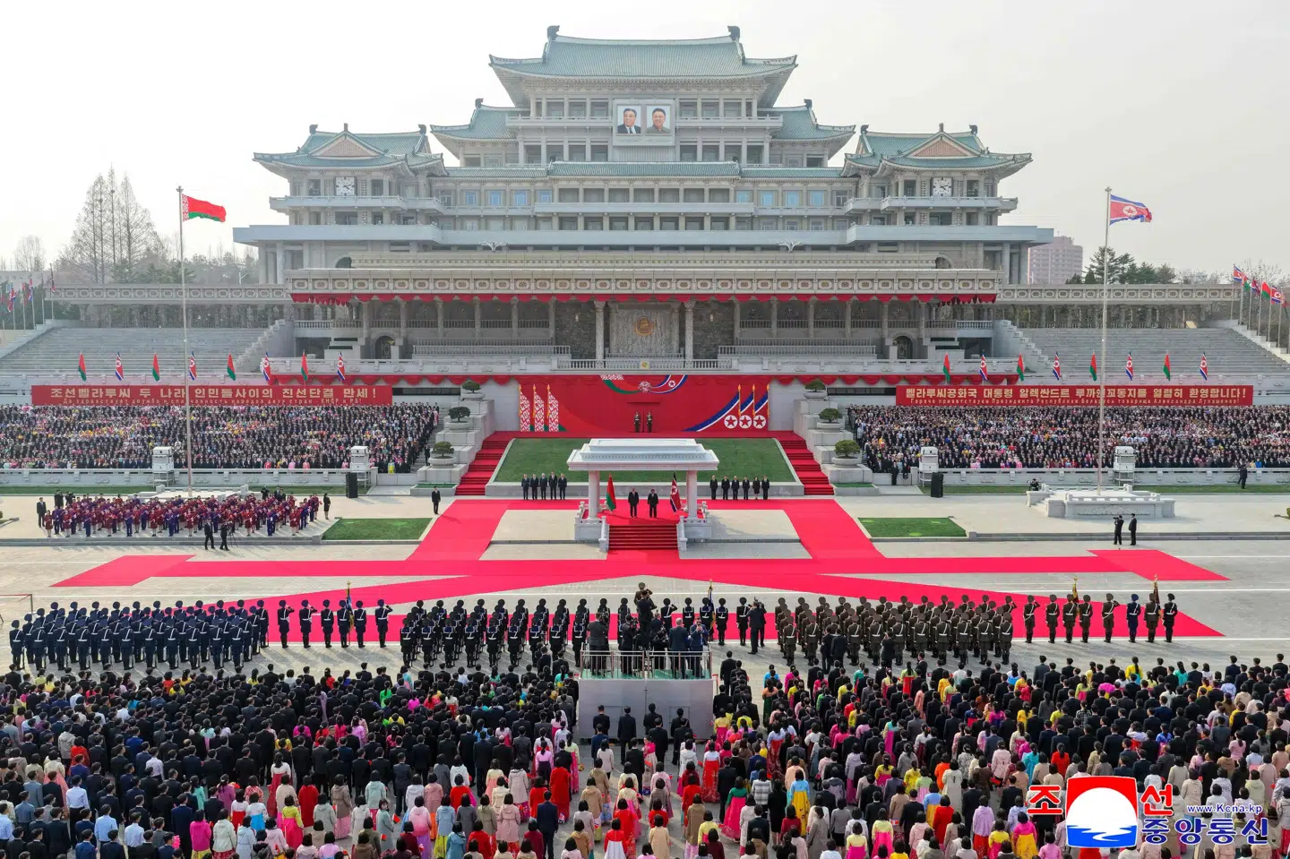 Nordkoreanere viftede med flag, da Lukasjenko onsdag for første gang ankom til landet.