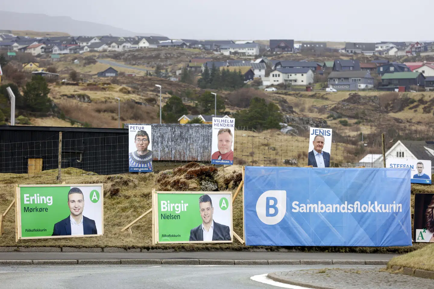 Valgplakater fylder i bybilledet i Thorshavn. Færingerne skal stemme til lagtingsvalget 26. marts. (Arkivfoto).