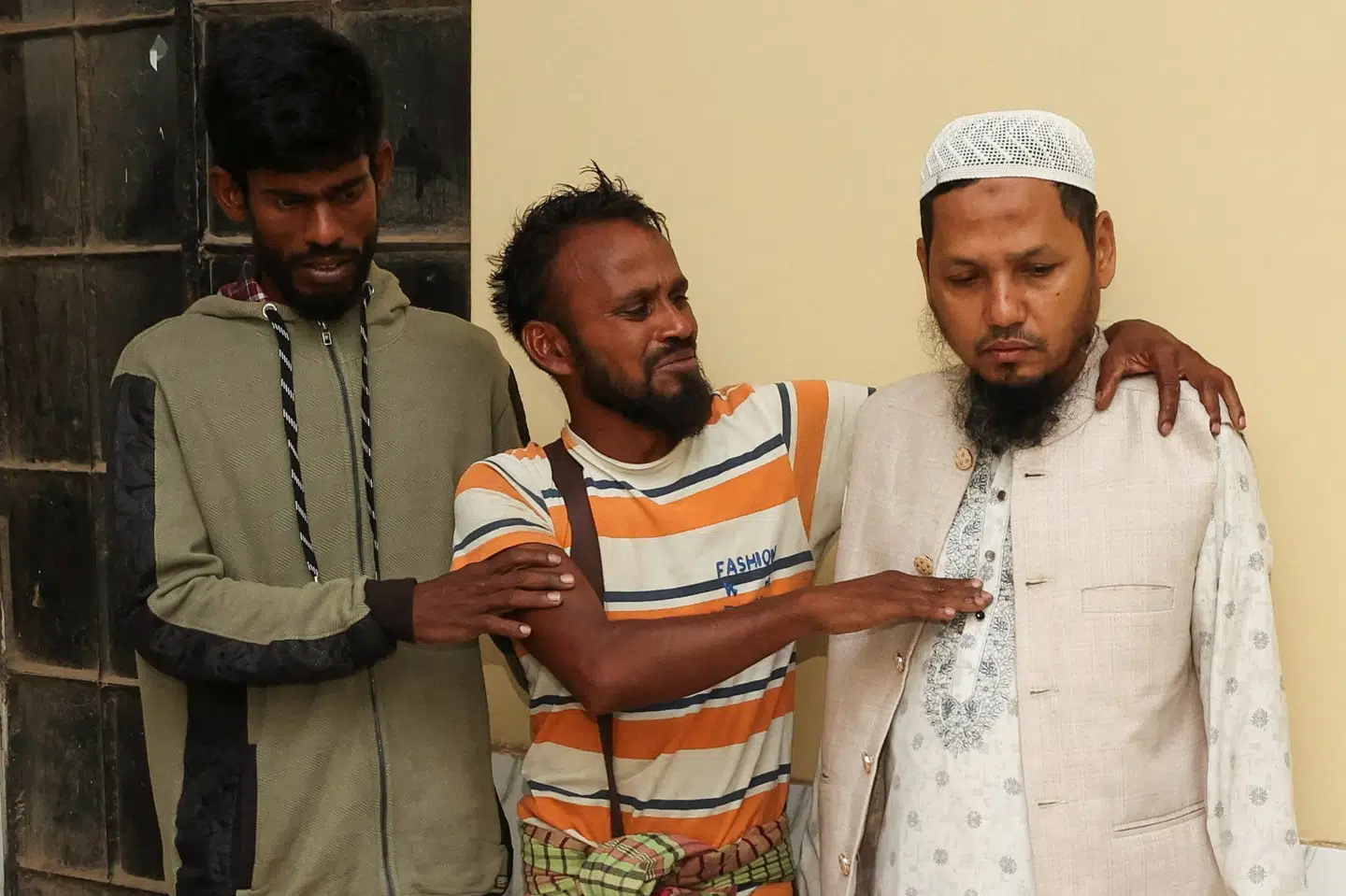 Billede fra torsdag viser pårørende til ofre for busulykke i Rajbari i Bangladesh.