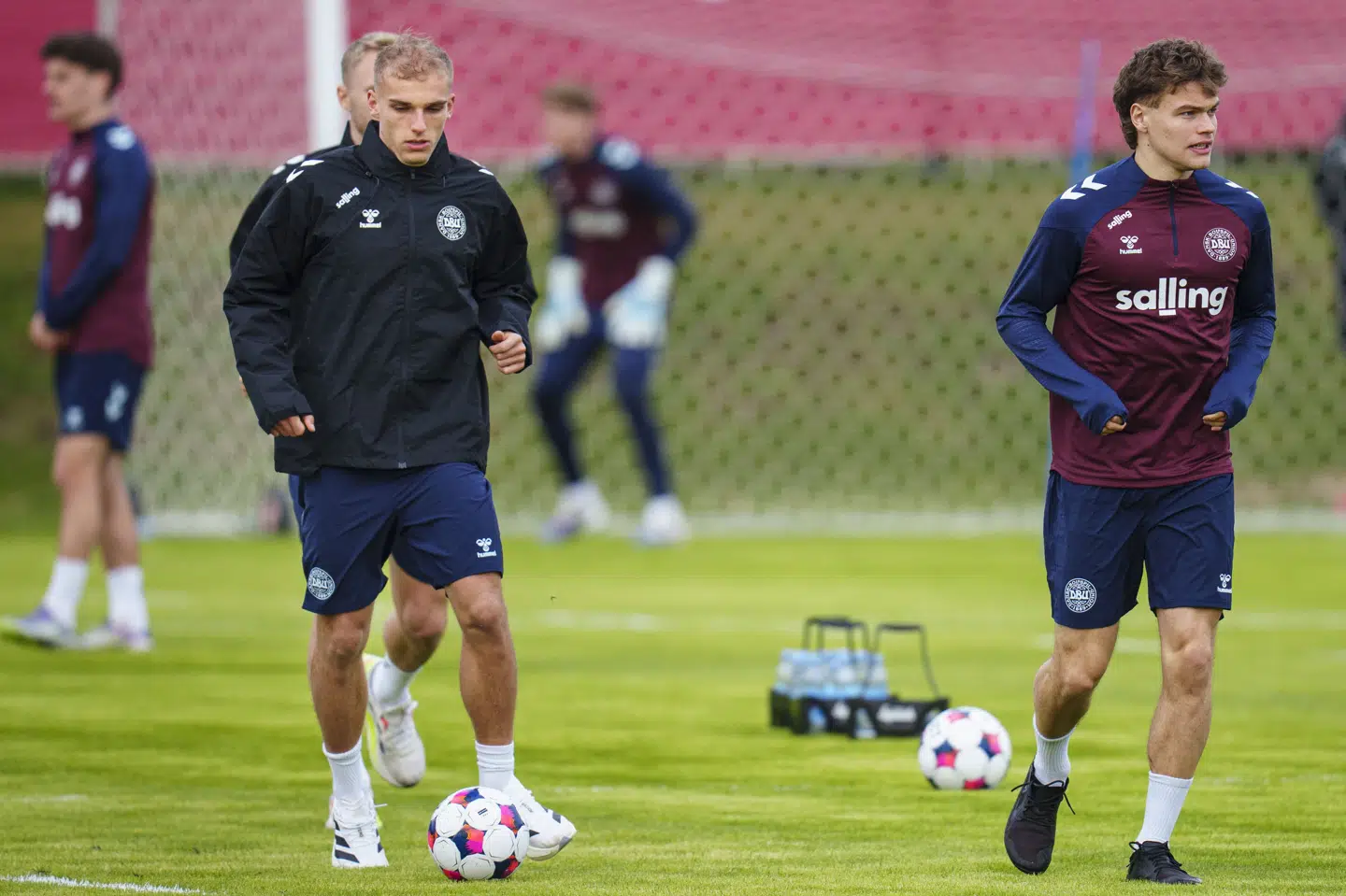 Victor Bak (til højre) er en stor profil for FC Midtjylland, men han er ikke med i kamptruppen til Danmarks opgør mod Nordmakedonien.