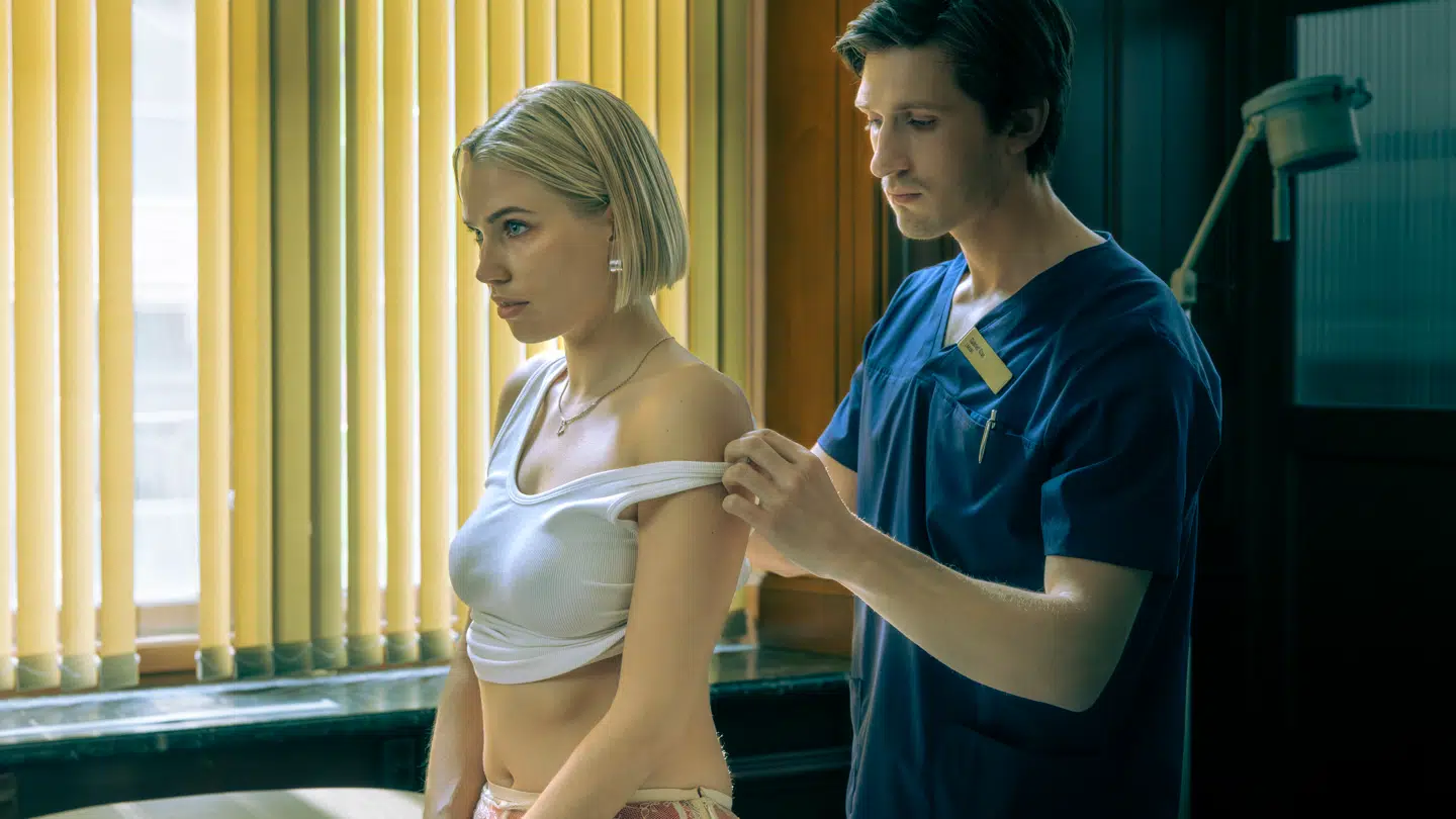 Lægen Doktor Glas falder for sin patient Helga Gregorius.