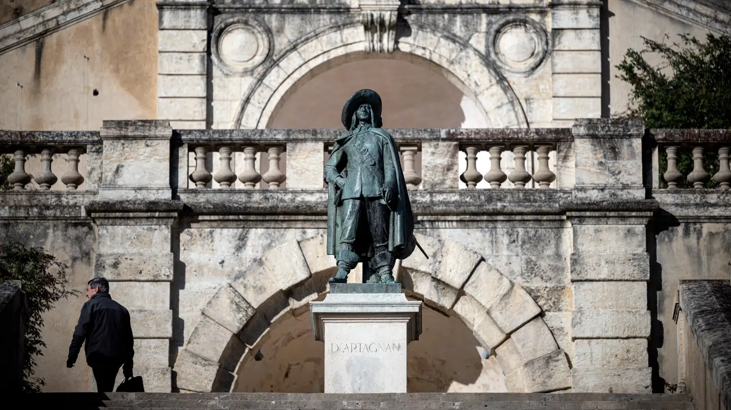 I Frankrig står en statue af d' Artagnan.