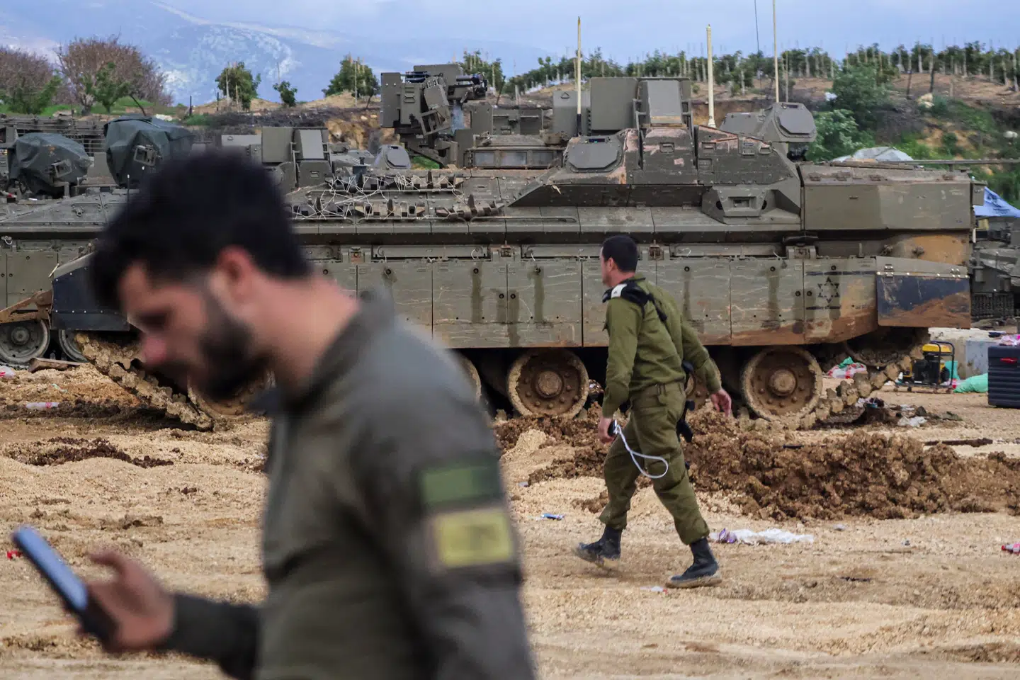 Israelske soldater befinder sig nær grænsen mellem Israel og Libanon tidligere på ugen. Den seneste tid har israelske styrker været indsat på landjorden i det sydlige Libanon. (Arkivfoto).