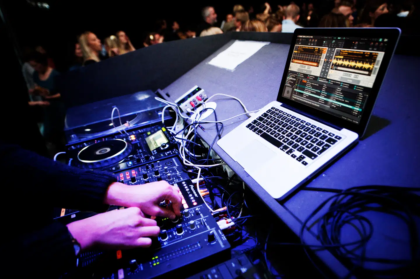 Det er ikke bare at trykke på en knap, og så bliver der spyttet et hit ud, påpeger Stefan Hammerich, der er ai-tonesætter. Han er træt af den negative debat om den kunstige intelligens' indflydelse på musikken. Arkivfoto: Jonathan Nackstrand/AFP/Ritzau Scanpix