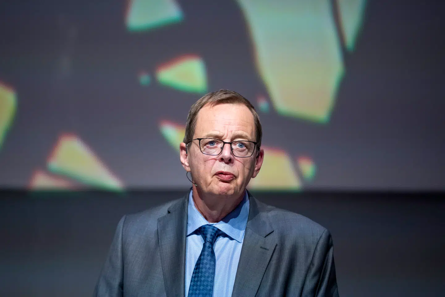 Med skarpe vendinger advarer Nationalbankdirektør Christian Kettel Thomsen i en ny prognose mod at bruge løse af råderummet eller at lempe finanspolitikken. Kassen er smækket i.