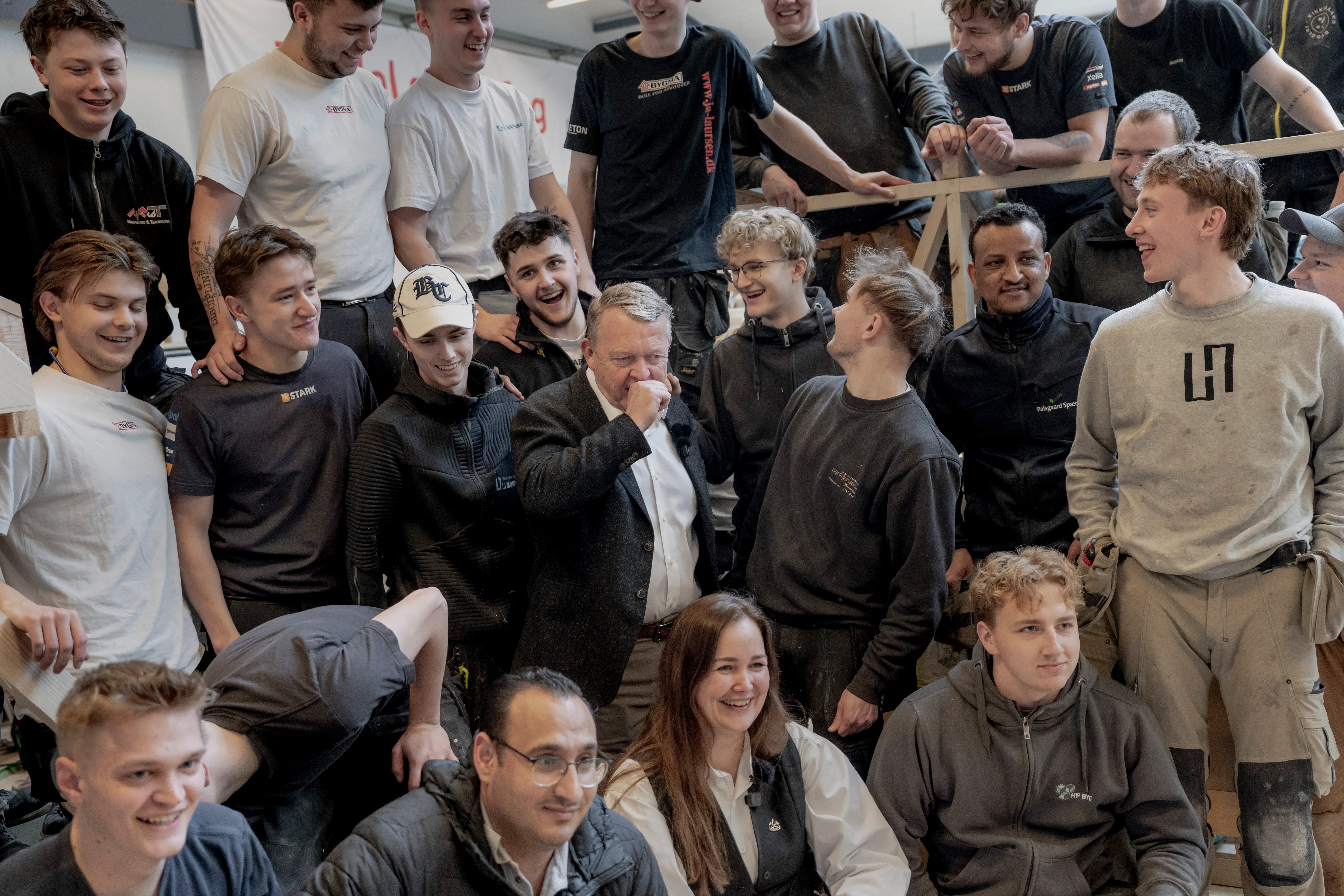 Løkke er dansk politisk ultimative improvisator. Se billederne bag facaden, mens han svinger fra højre til venstre