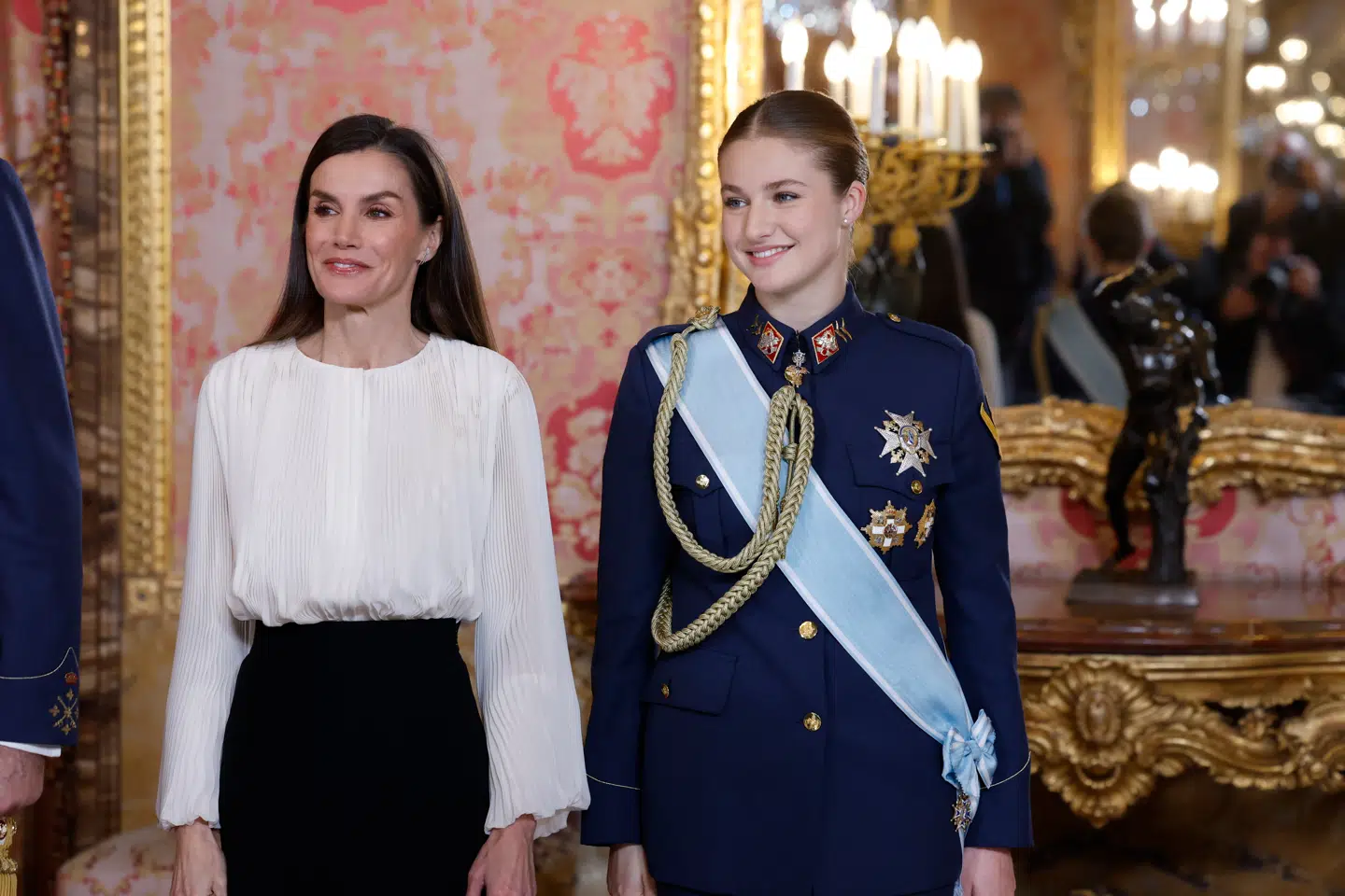 Den spanske kronprinsesse Leonor kan muligvis være redningen for det spanske kongehus. Her ses hun med sin mor, dronning Letizia.