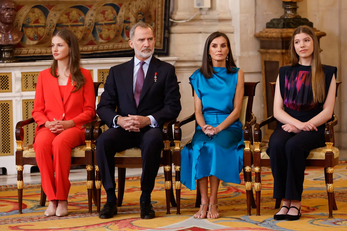 Det spanske kongepar, kong Felipe og dronning Letizia omgivet af deres to døtre, kronprinsesse Leonor (tv.) og prinsesse Sofia (th.)