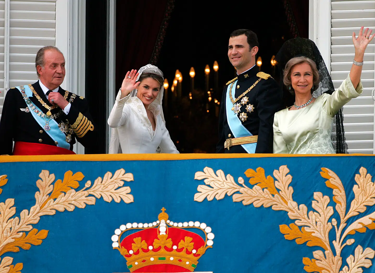 Det spanske kongepar på deres bryllupsdag i 2004 omgivet af både Juan Carlos og dronning Sofia.