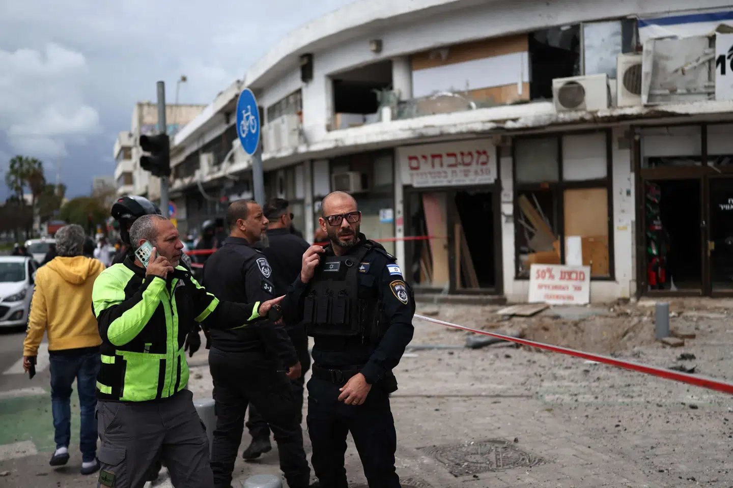 Israelske sikkerhedsstyrker afspærrer området, der er blevet angrebet i Tel Aviv.