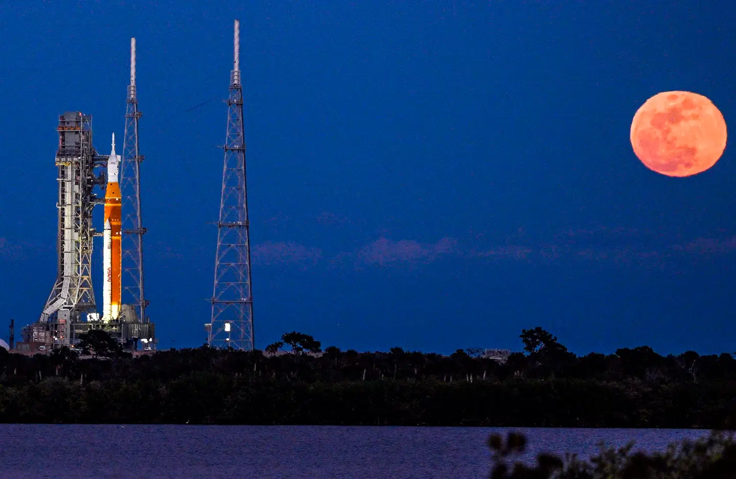 Den 98 meter høje SLS-raket står klar ved fuldmåne på affyringsrampen i Kennedy Space Center i Florida. Om få dage ventes den at skyde fire astronauter på den vildeste rumrejse i over 53 år.