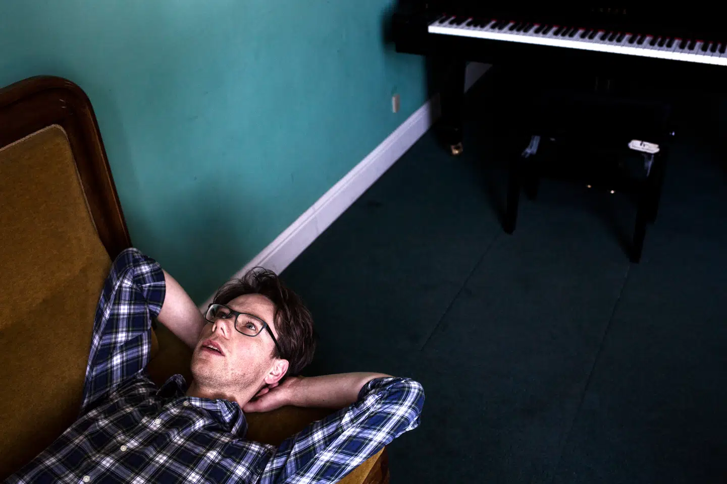 »Når man har haft en lang dag med arbejde og stress, og det regner for fjerde dag i træk, og man skal stå op i bussen med folk, der lugter af nederlag og skuffelsen over livets almægtige afmagt, orker man ikke at stå i køkkenet og lave en klimavenlig gryderet med linser,« skriver Peter Dyreborg (billedet).