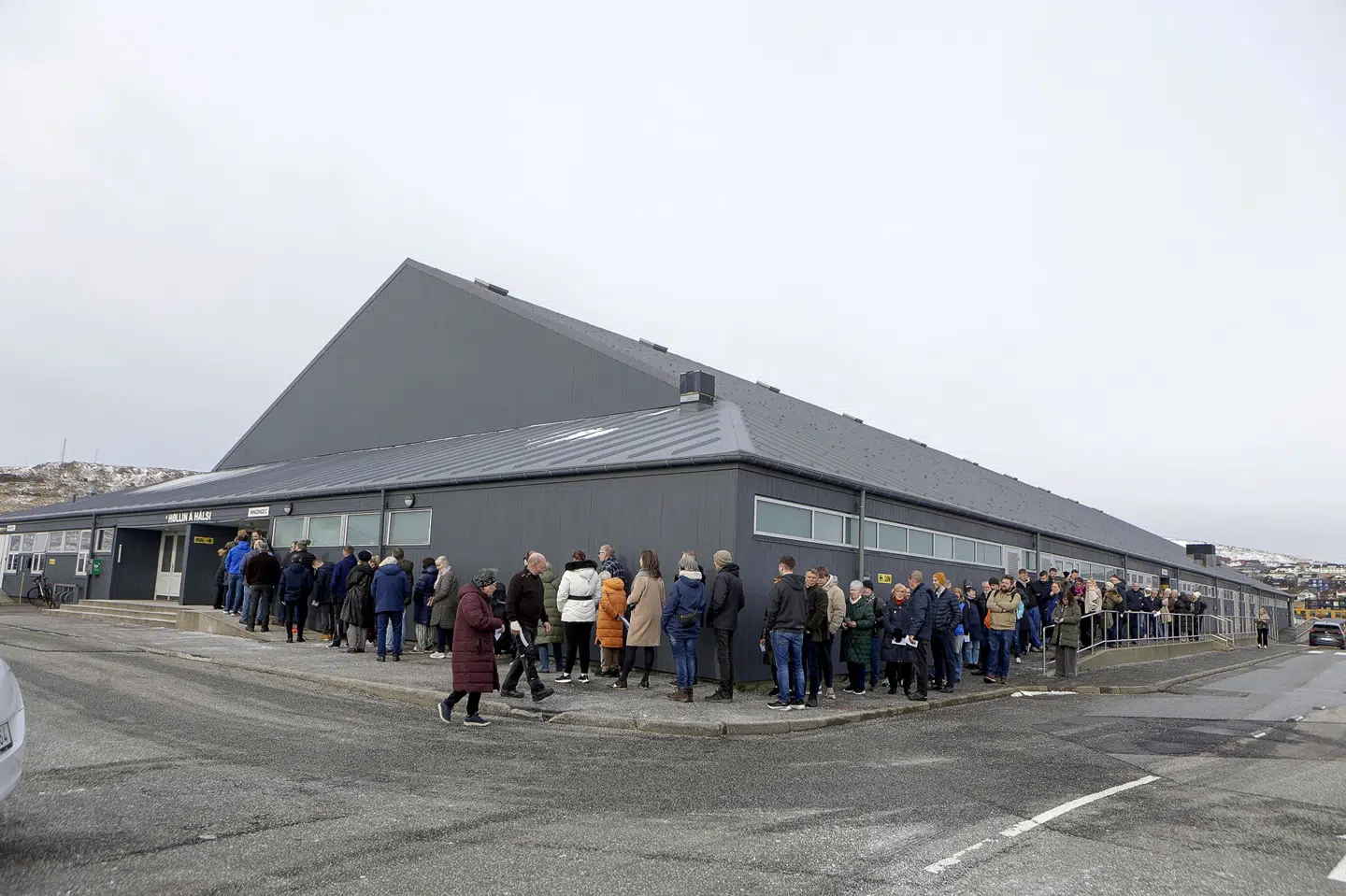 Køen snoede sig langt omkring Høllin á Hálsi i Tórshavn. Sportshallen er landets største stemmested.
