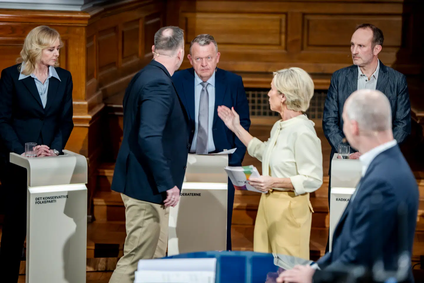 Hvorfor skal debatter være lig konflikt? Hvorfor ikke give tid til at lade dem få tid til at diskutere politik, spørger Jan Flodin. Her afholdes partilederdebat 23. marts 2026. Foto: Mads Claus Rasmussen/Ritzau Scanpix