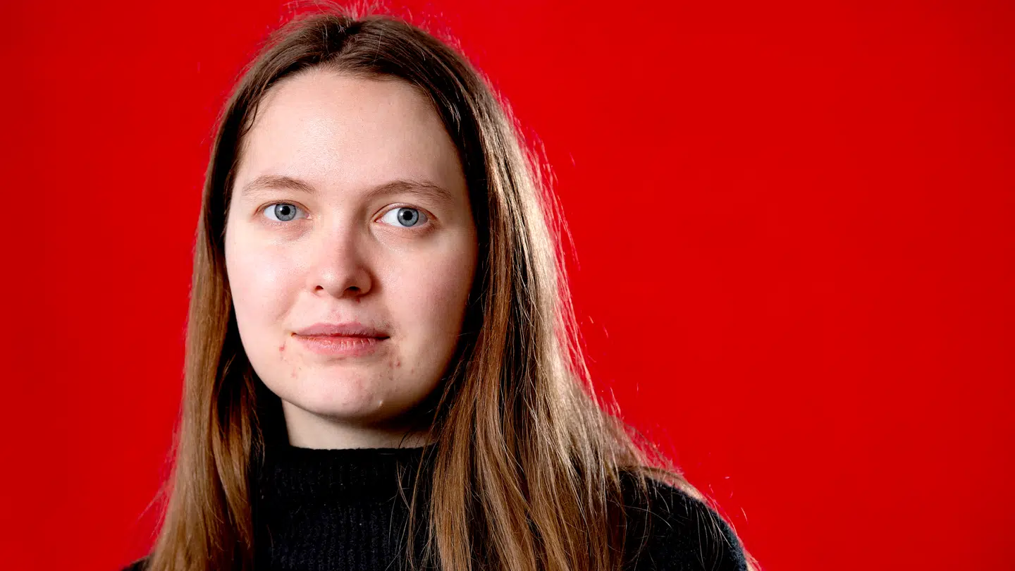 Rachel Ellebye sidder klar på lægterne, når Danmark torsdag aften møder Nordmakedonien.