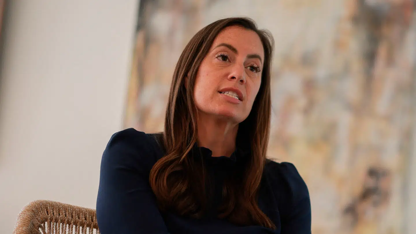 Demokraten Emily Gregory, der bliver interviewet dagen efter sin overbevisende sejr.