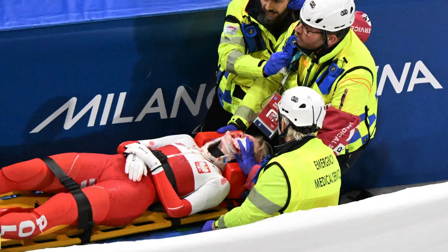 Publikum holdt vejret, da polakken styrtede og faldt til jorden, efter hun blev ramt af modstanderens skøjte.