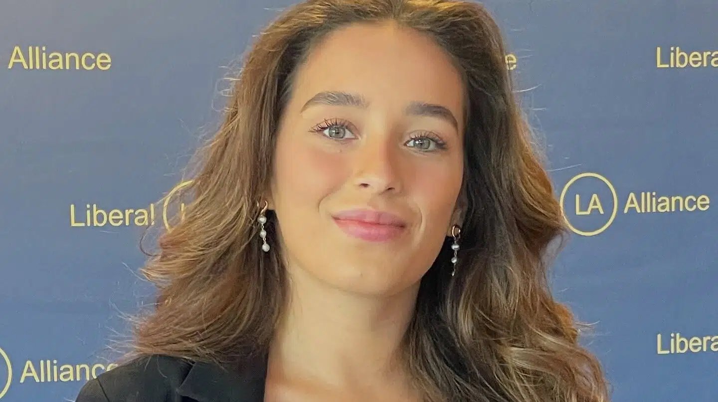 24-årige Cecilie Liv Hansen står med et luksusproblem: Valgt til byråd, region og Folketing.