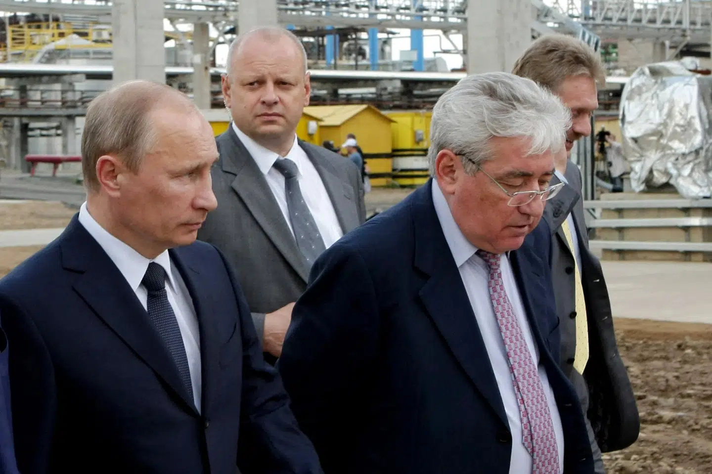 Ruslands premierminister, Vladimir Putin, besøger i 2011 olieraffinaderiet Kirisjinefteorgsintez og direktøren på stedet, Vadim Somovoil, som ses til højre. Raffinaderiet har torsdag indstillet driften efter ukrainske angreb. (Arkivfoto).
