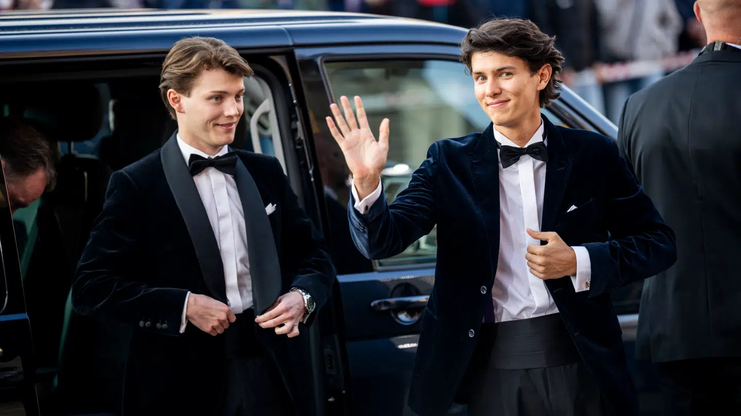 Grev Nikolai (til højre) har torsdag fået debut på filmlærredet i den svenske film "Doktor Glas", hvor han har en birolle. Han var sammen med sin lillebror grev Felix, da prinsesse Isabella fejrede sin 18-års fødselsdag.