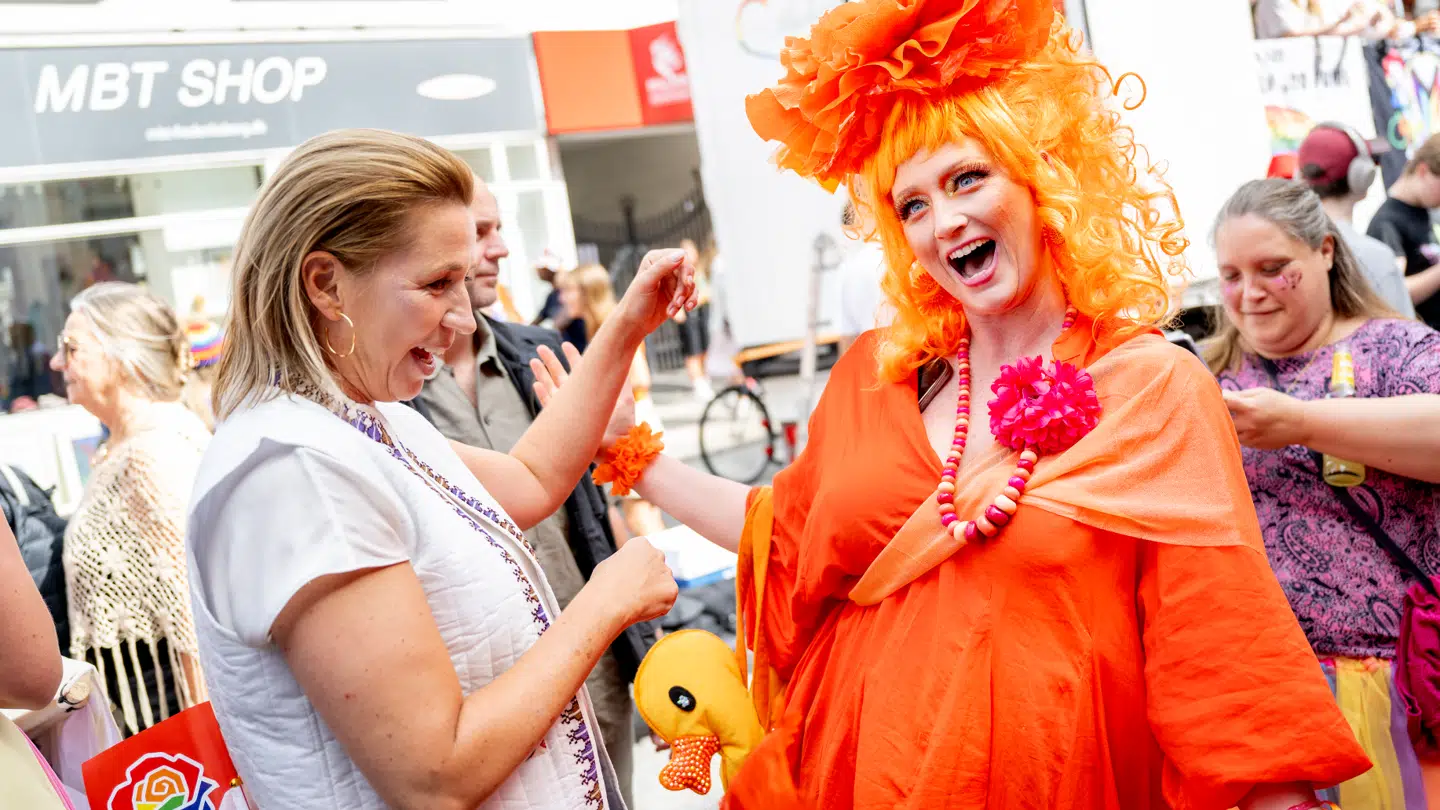 Arkiv-foto. Copenhagen Pride 2024. Statsminister Mette Frederiksen (S) hilser på deltagerne i den store parade for at vise sin støtte.