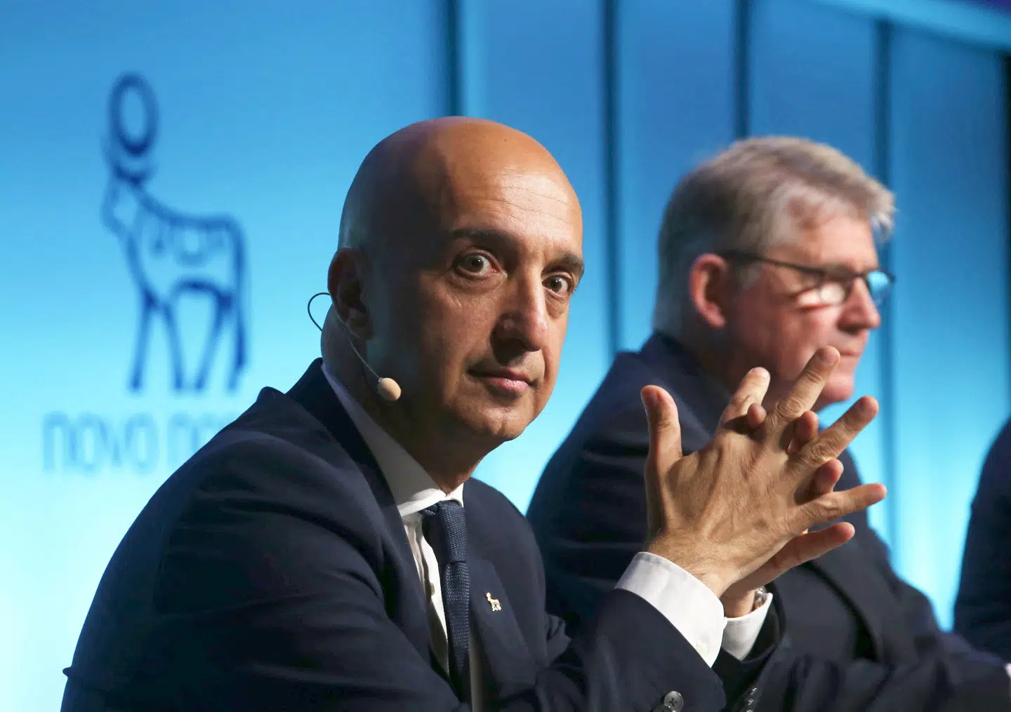 Novo Nordisk-topchef, Mike Doustdar, forsøgte at berolige Novo-aktionærerne, der ville vide, hvordan skuden skal vendes. Lars Rebien Sørensens opsigtsvækkende manøvre i efteråret fyldte dog også en del på torsdagens generalforsamling.