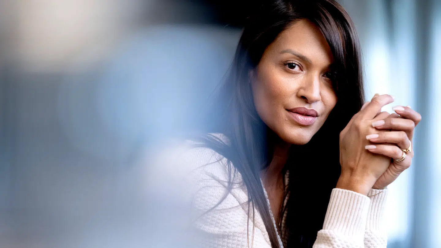 Saszeline Emanuelle Dreyer blev som 14-årig verdenskendt i popduoen S.O.A.P, og hun har siden været model, sangskriver, aktivist, studievært og influencer. I dag har hun droppet livet i rampelyset og åbnede sammen med kæresten Asger et holistisk sundhedshus, der nu har indleveret nyt årsregnskab.