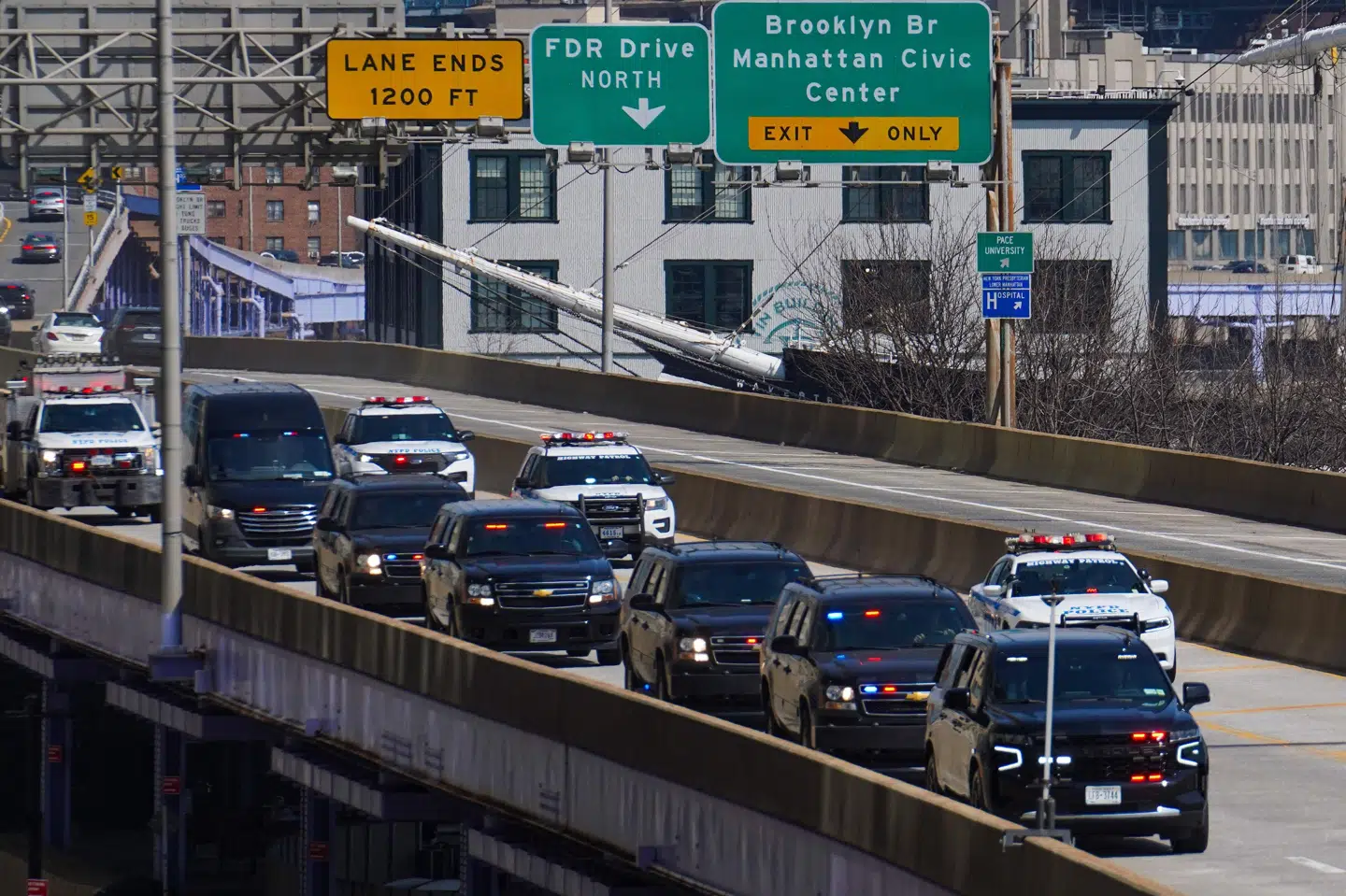 En bilkortege med den afsatte venezuelanske præsident Nicolás Maduro og hans hustru, Cilia Flores, ses efter et retsmøde i New York.