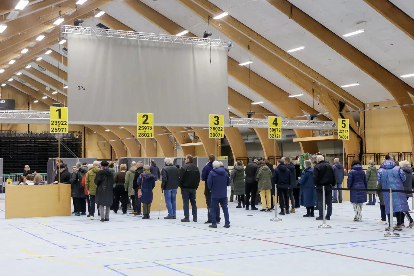 Flere steder på Færøerne har valgdeltagelsen været høj. Her ses vælgere i kø torsdag ved det største valgsted i Tórshavn.