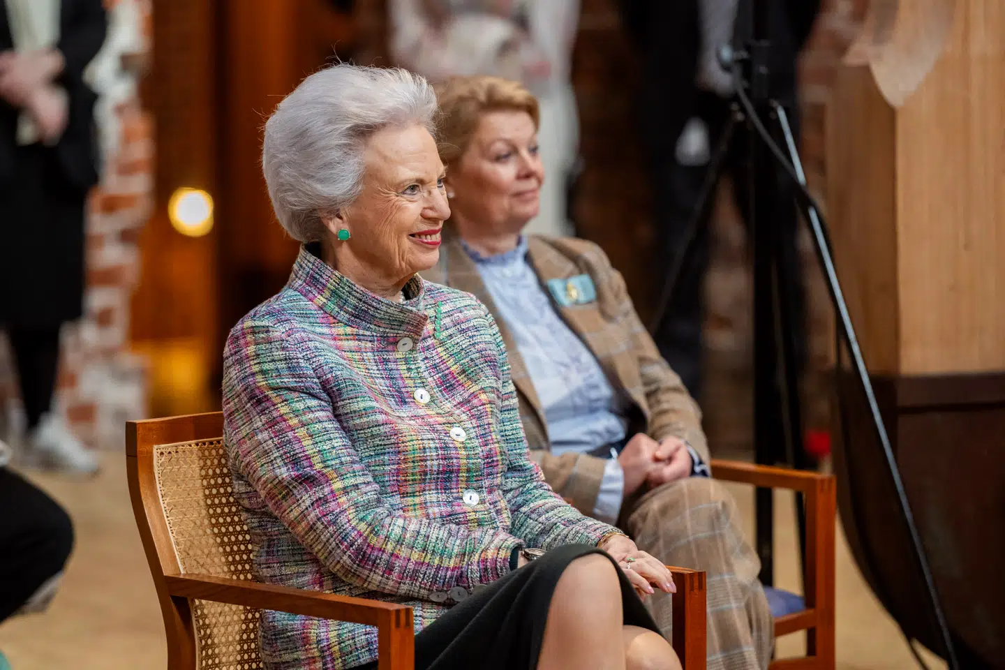 Prinsesse Benedikte deltog troligt og engageret i åbningen af en særudstilling på Koldinghus, selvom hun måtte undvære sine to familiemedlemmer.