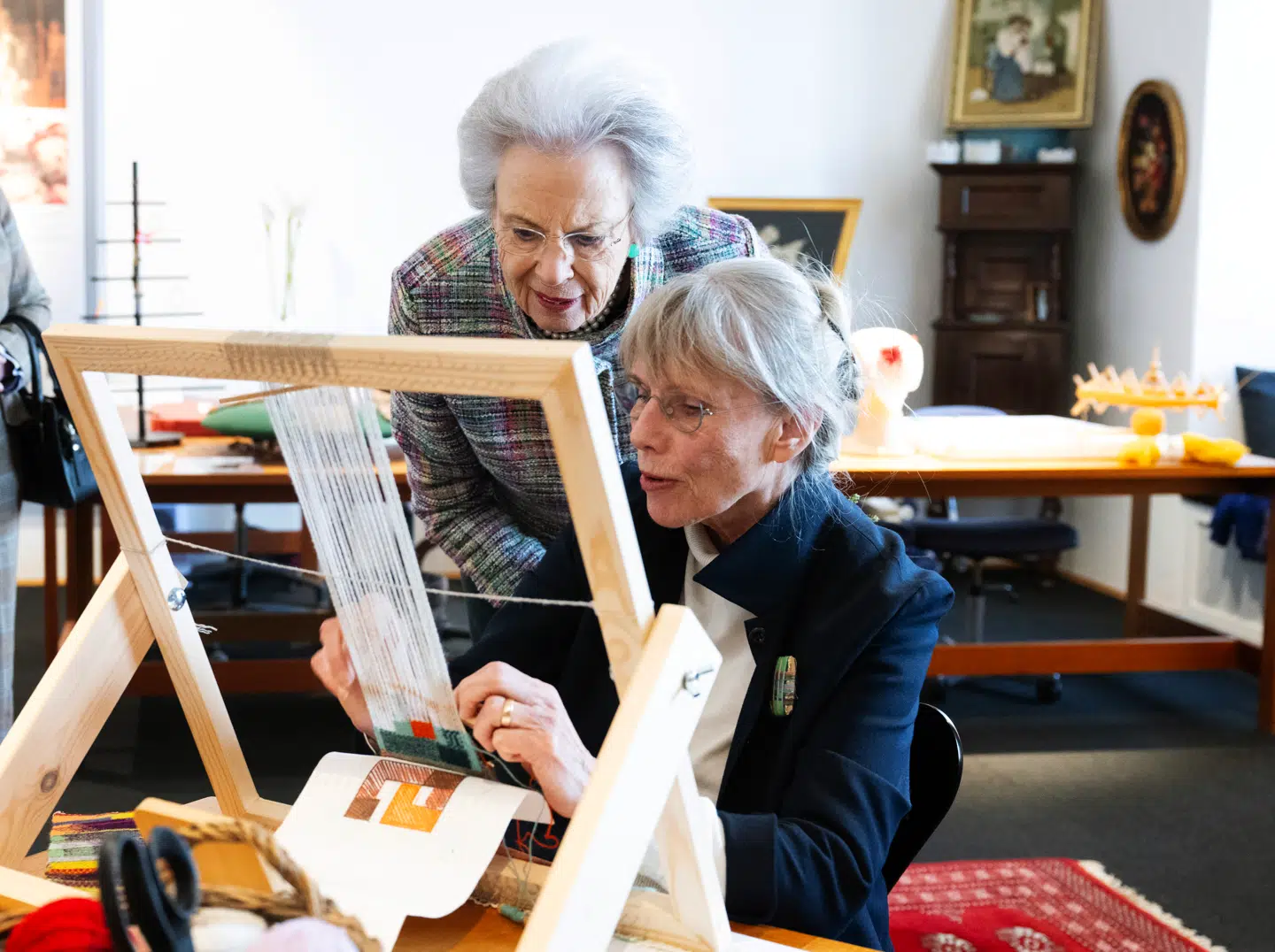 Prinsesse Benedikte deltog troligt og engageret i åbningen af en særudstilling på Koldinghus, selvom hun måtte undvære sine to familiemedlemmer.