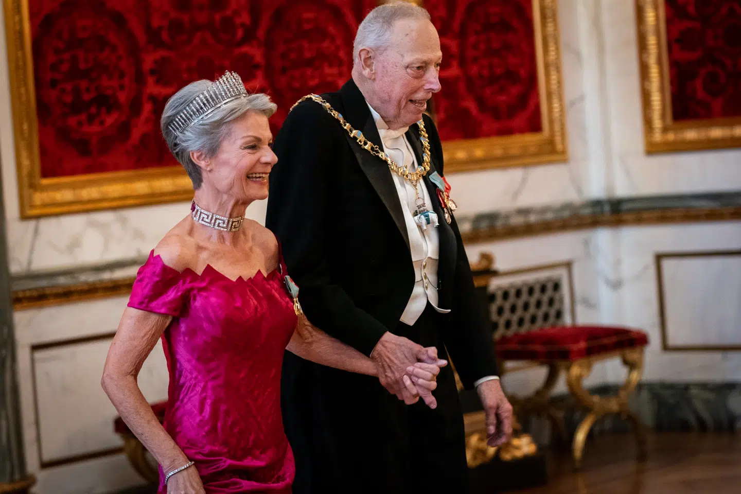 Grev Ingolf af Rosenborg og grevinde Sussie er som familie selvskrevne gæster til flere kongelige begivenheder, såsom her til gallamiddag på Christiansborg Slot under fejringen af grevens kusine, dronning Margrethes 50 års regeringsjubilæum.