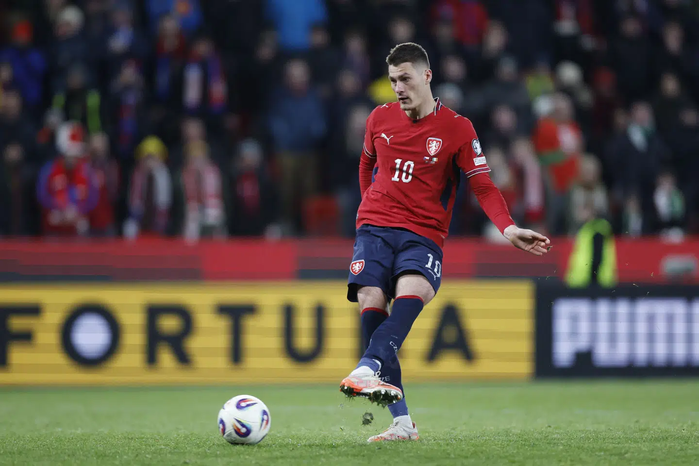 Patrik Schick scorer for Tjekkiet i straffesparkskonkurrencen mod Irland.