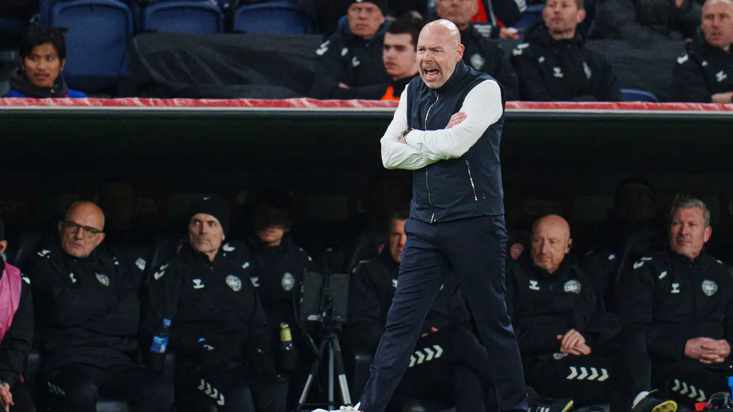 Landstrænere brokkede sig flere gange til fjerdedommeren.
