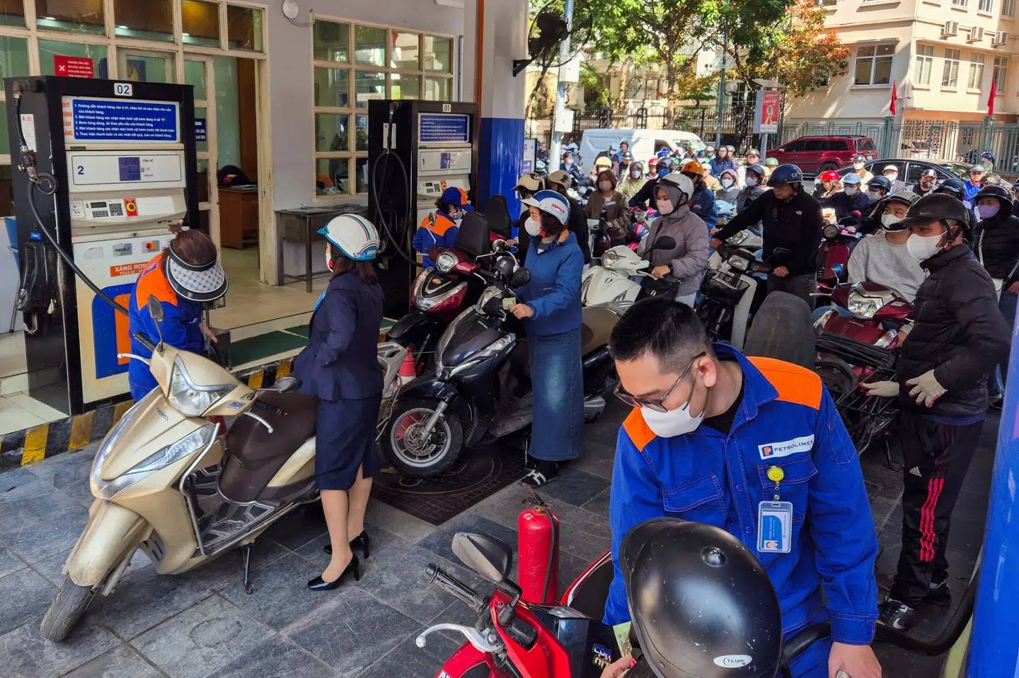 I Vietnams hovedstad, Hanoi, holdt indbyggere i sidste uge i kø for at tanke, efter at landets handelsministerium havde opfordret folk til at arbejde hjemmefra for at spare på benzin og diesel. (Arkivfoto).