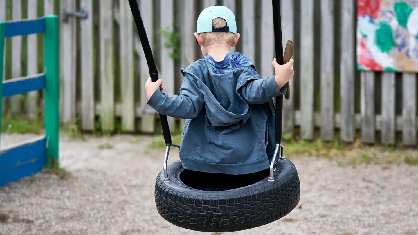 Enebarnet vokser op med masser af opmærksomhed fra voksne.