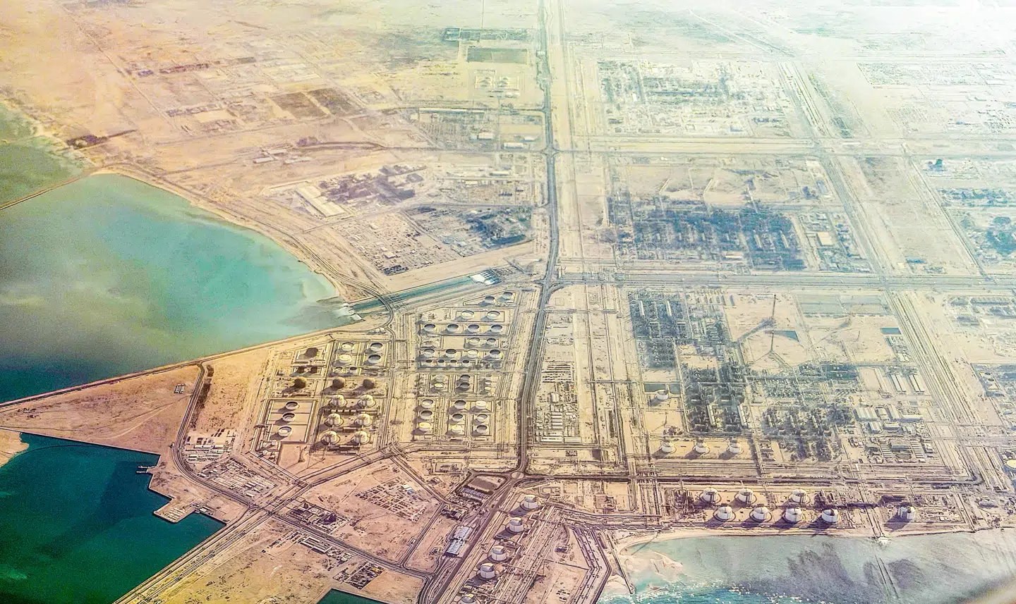 Ras Laffan, et af verdens største gasanlæg, der ligger i Qatar, må begrænse eksporten efter flere iranske angreb.