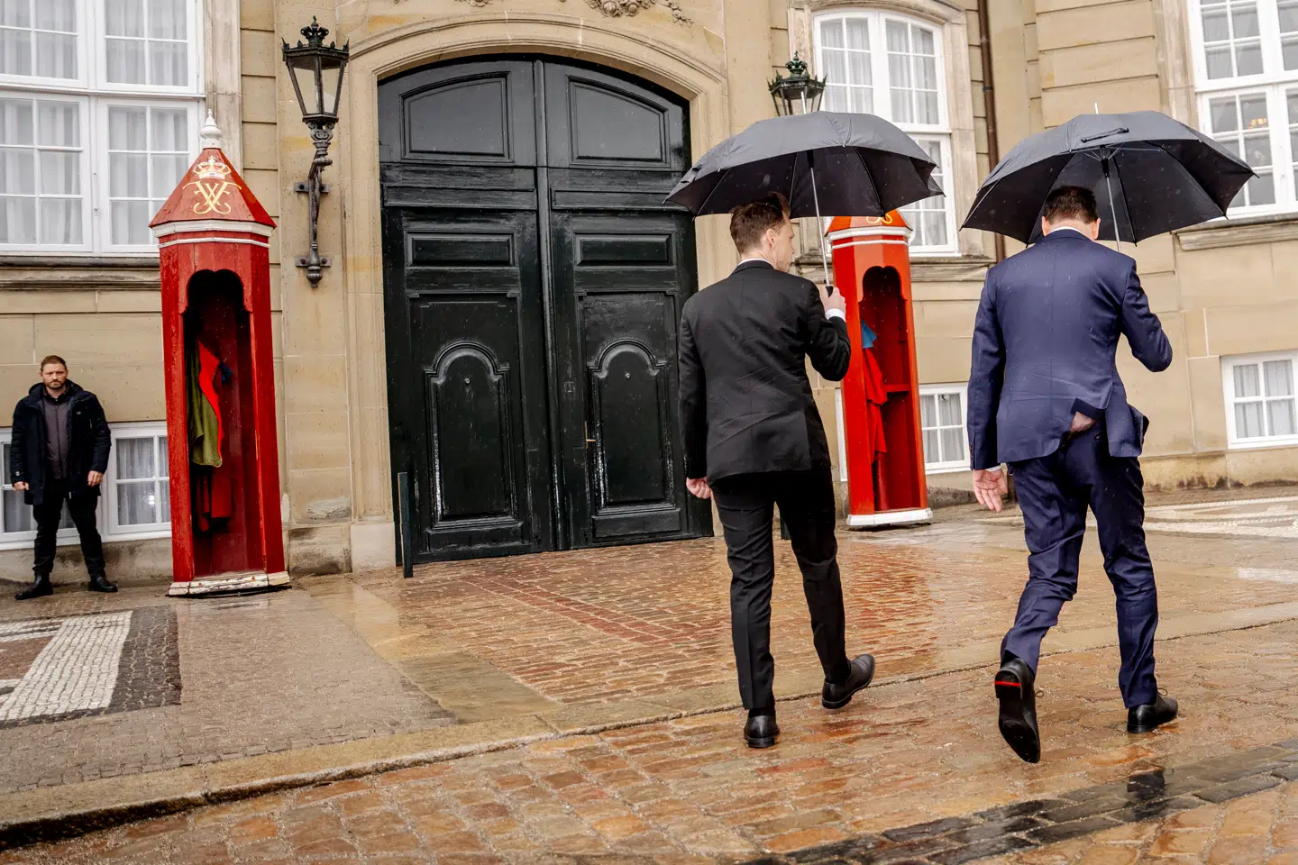 De nye folketing består af 12 partier. Kun to har mere end ti procent af stemmerne bag sig, hverken rød eller blå blok har flertal, og partilederne har indbyrdes udelukket regeringssamarbejde med hinanden på kryds og tværs. Her ses Socialdemokratiets fungerende finans- og justitsministre, Nicolai Wammen og Peter Hummelgaard, under kongerunden onsdag.