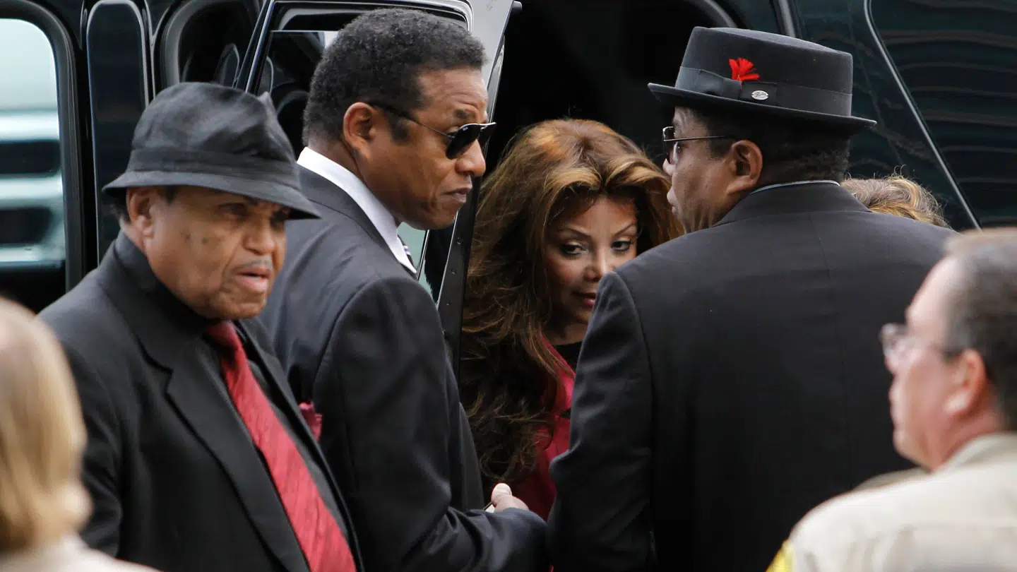 Her ses Michael Jacksons far (tv.) broren Jackie Jackson, søsteren La Toya Jackson og broren Tito Jackson i 2010.