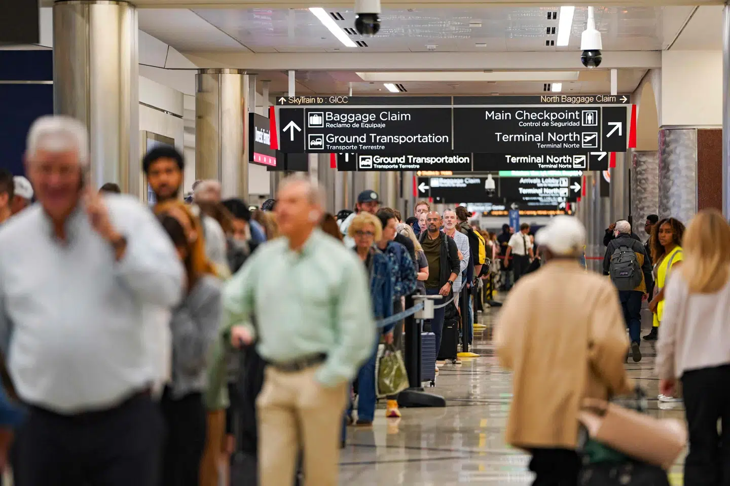 Manglende aflønning af lufthavnsbetjente har ført til opsigelser og lange køer i lufthavnene i USA. Her er det flypassagerer, der venter i Atlanta Hartsfield-Jackson International Airport torsdag. (Arkivfoto).