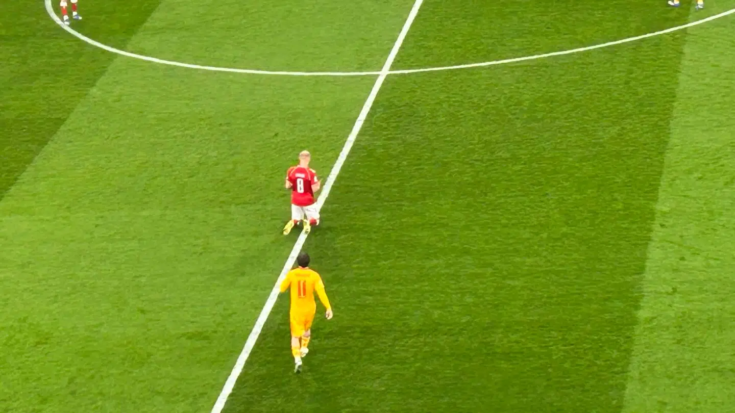 Danskeren gik flere gange på knæ i torsdagens kamp.