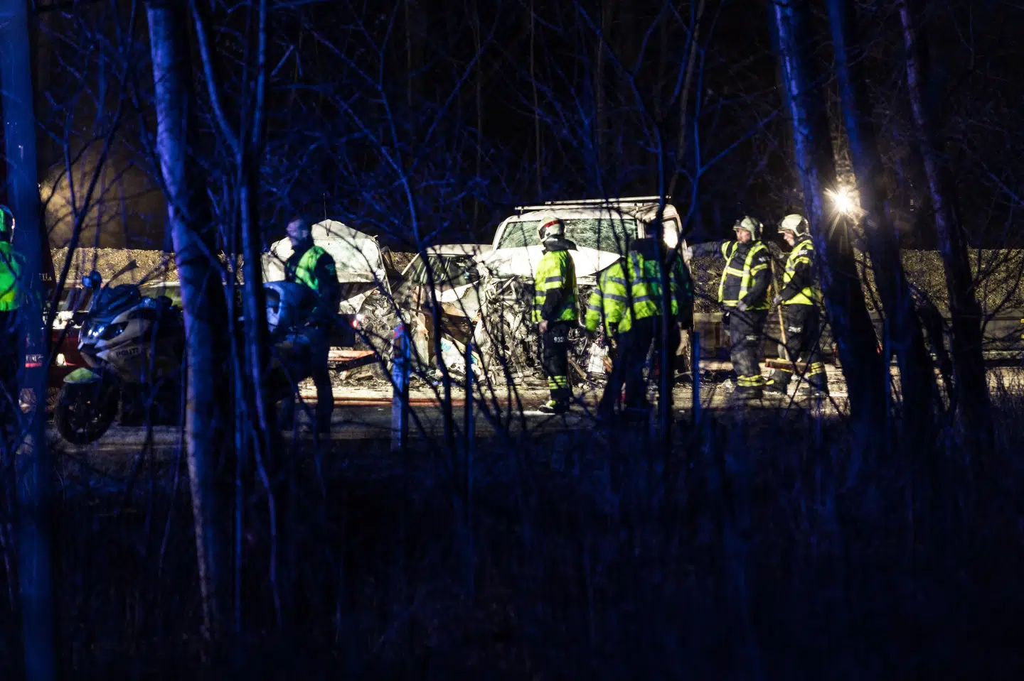 Politi og redning arbejdede torsdag aften på Hillerødmotorvejens forlængelse efter en alvorlig trafikulykke, der har kostet to mænd livet.