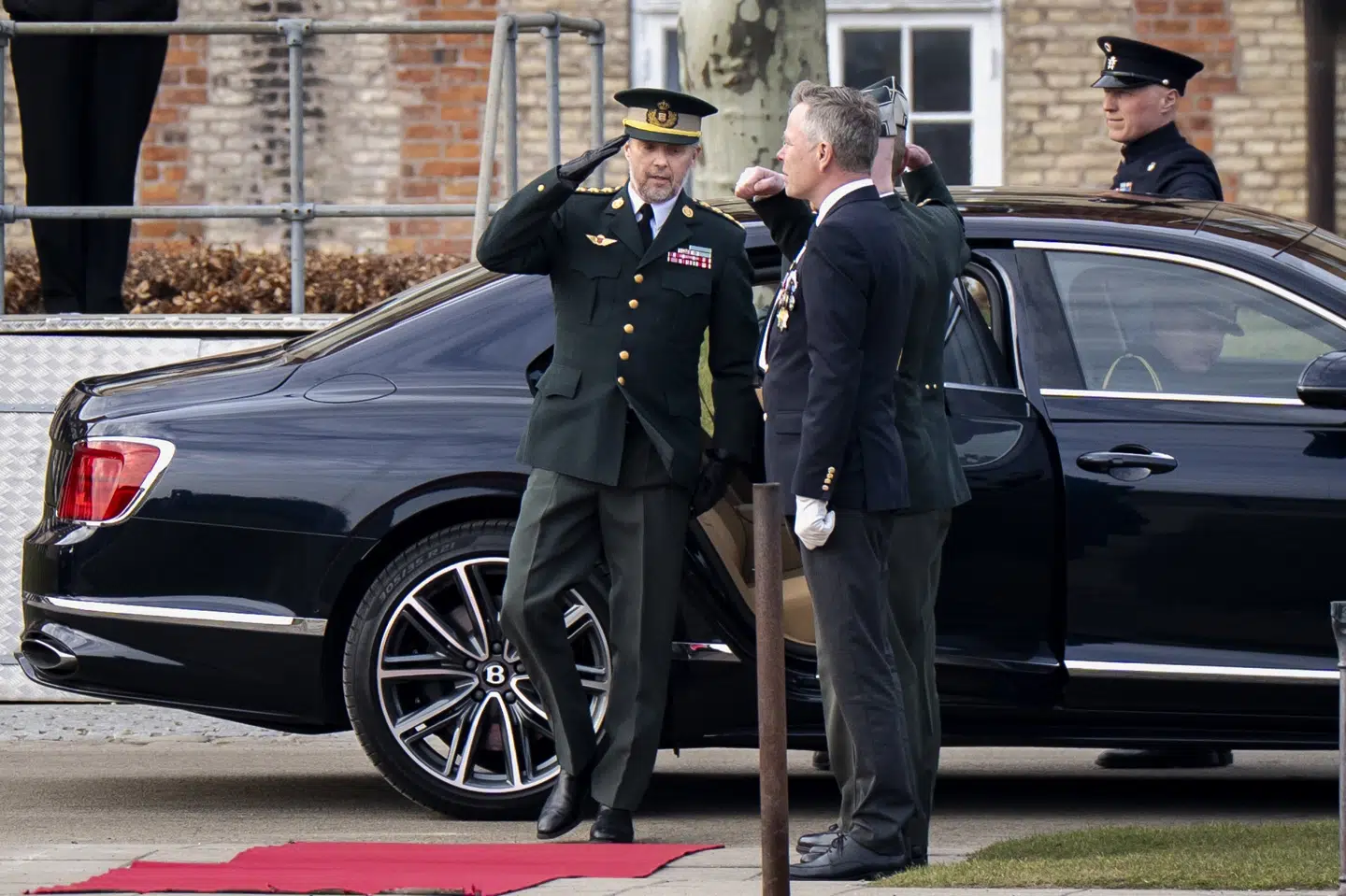 Kong Frederik ankom i en Bentley, da han tidligere på måneden deltog i Livgardens Urparade. (Arkivfoto).