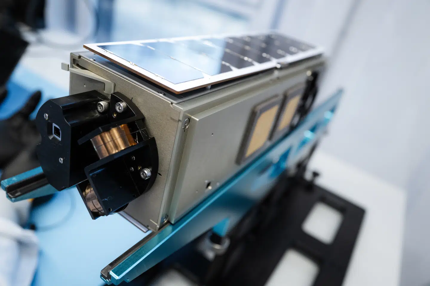 Space Inventors satellitfabrik i Aalborg skal søndag opsende en kubesatellit i samarbejde med SpaceX. Satelitten er udviklet i samarbejde med danske univsersiteter. (Pressebillede).