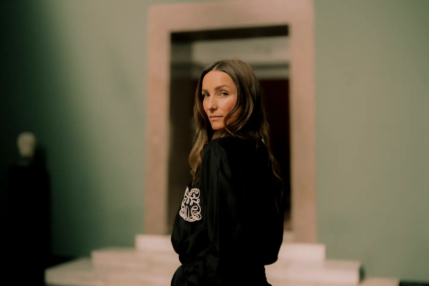 Forfatteren Anne Mette Hancock blev kærester med sin tidligere skolekammerat efter 20 år uden kontakt. Hun oplever, at det er en fordel at kende sin partners rødder.