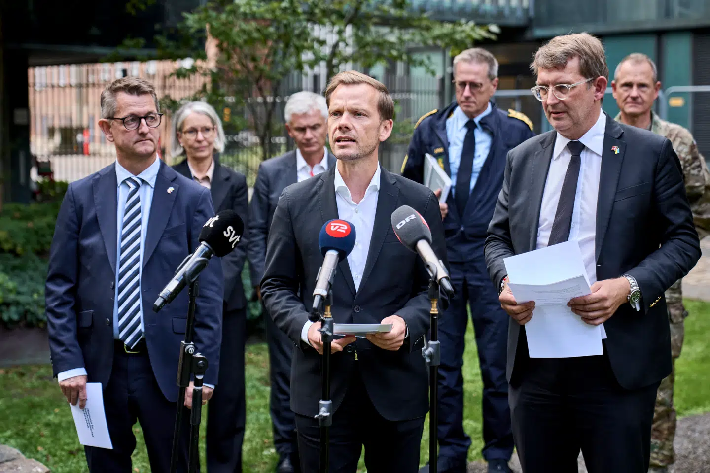 Minister for samfundssikkerhed og beredskab Torsten Schack Pedersen (V), justitsminister Peter Hummelgaard (S) og forsvarsminister Troels Lund Poulsen (V) til doorstep efter orienteringsmøde om droner, i Justitsministeriet mandag den 29. september 2025.