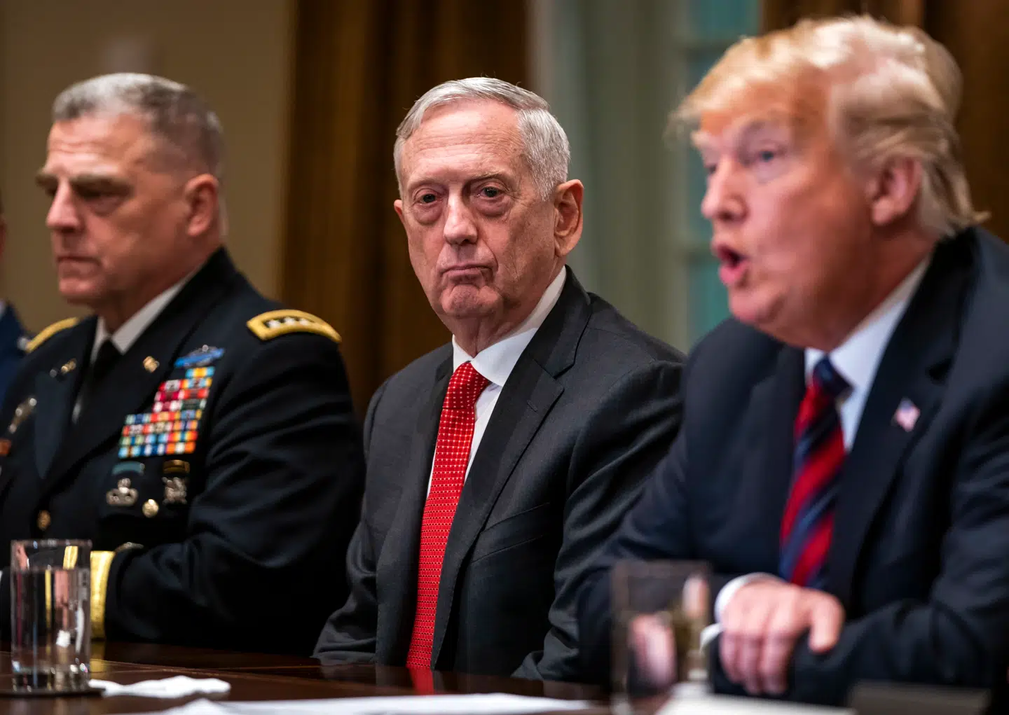 Jim Mattis (i midten) er en af de mest navnkundige moderne amerikanske generaler. Mellem 2017 og 2019 var han Trumps første forsvarsminister. Nu kritiserer han krigen i Iran, hvor USA har angrebet uden sine allierede. Men Danmark viser, hvorfor allierede ikke længere kan stole på USA, siger han.