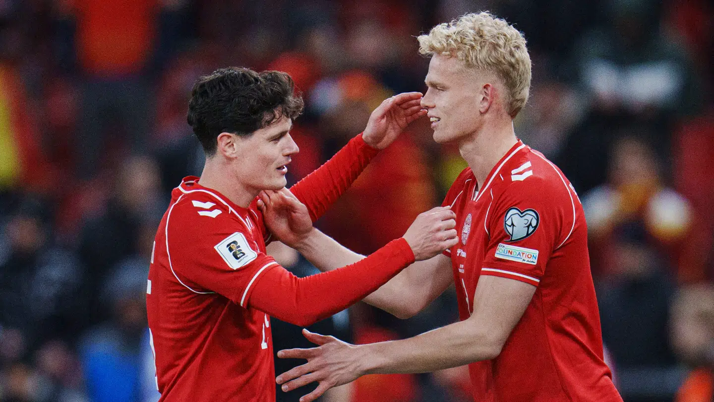 Oliver Provstgaard Nielsen (til højre) blev skiftet ind til kampen mod Nordmakedonien i det 87' minut.