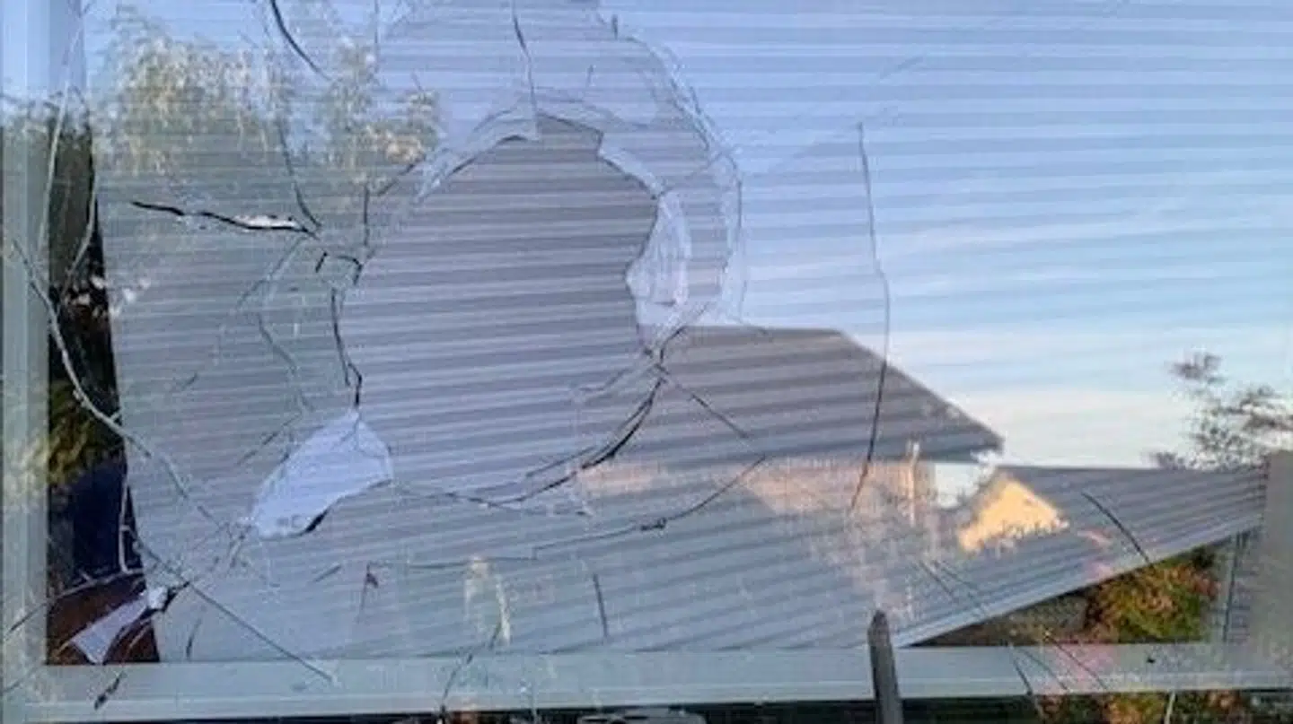 Netop her var den store sten blevet kastet igennem.